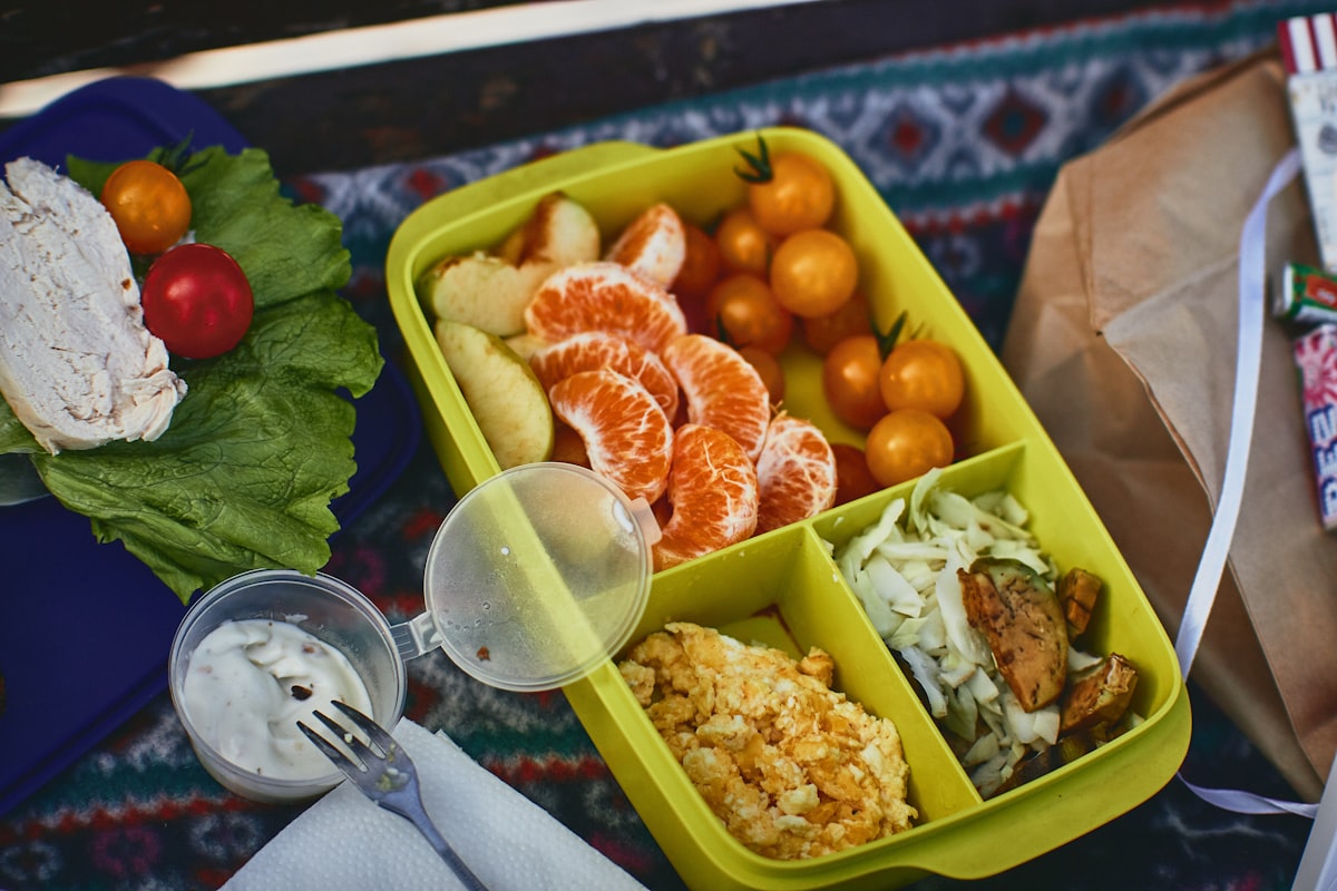 Famille partageant un repas équilibré